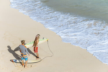 Indonesien, Bali, Surfer am Strand von Bingin - KNTF01054