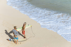 Indonesien, Bali, Surfer am Strand von Bingin - KNTF01054