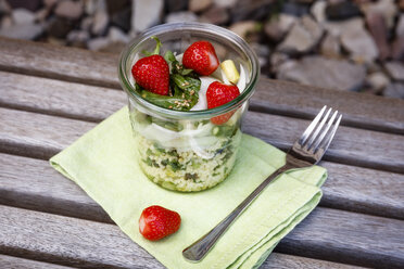 Spargelsalat mit Hirse, Erdbeeren und Rucola im Glas - EVGF03297