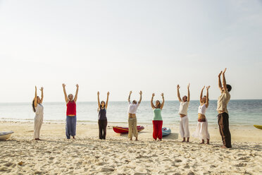 Thailand, Koh Phangan, Gruppe von Menschen beim Yoga am Strand - MOMF00383