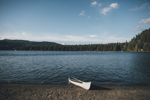 Kanada, Britisch-Kolumbien, Cultus Lake, Kanu am Seeufer - GUSF00304