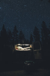 Canada, British Columbia, Chilliwack, starry sky and illuminated minivan at night - GUSF00305