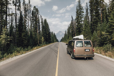 Canada, British Columbia, Trans-Canada Highway, Columbia-Shuswap A, camper on the road - GUSF00306