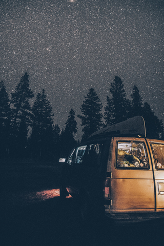 Kanada, British Columbia, Chilliwack, Sternenhimmel und beleuchteter Minivan bei Nacht, lizenzfreies Stockfoto