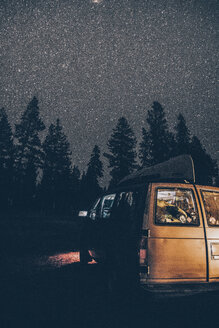 Canada, British Columbia, Chilliwack, starry sky and illuminated minivan at night - GUSF00307