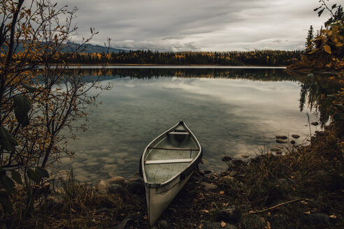 Canada, British Columbia, Boya Lake, Boya Lake Provincial Park, kanu at lakeshore - GUSF00319