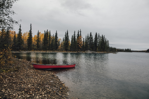 Kanada, British Columbia, Boya Lake, Boya Lake Provincial Park, Kanu am Seeufer, lizenzfreies Stockfoto