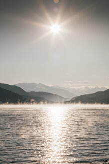 Kanada, Britisch-Kolumbien, Kinbasket Lake Resort, Kinbasket Lake im Licht der Sonne, Rocky Mountains - GUSF00325