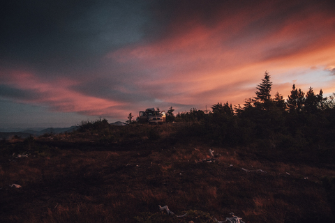 Kanada, Britisch-Kolumbien, Skeena-Queen Charlotte A, Mount Hays, Prince Rupert, Kaien Island, Lieferwagen im Nachleuchten, lizenzfreies Stockfoto