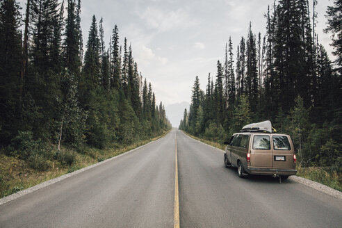 Kanada, Britisch-Kolumbien, Emerald Lake Road, Yoho-Nationalpark, Lieferwagen auf der Straße - GUSF00333