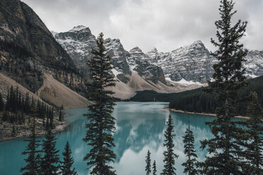 Kanada, Alberta, Tal der Zehn Zinnen, Banff National Park, Moraine Lake - GUSF00338