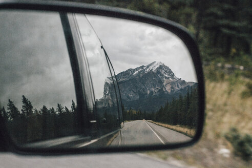 Canada, Alberta, Banff National Park, Rocky Mountains, Icefields Parkway, mirrored in wing mirror - GUSF00342
