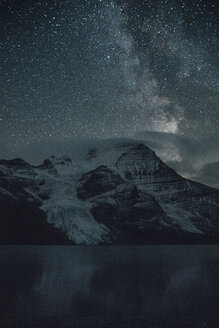 Canada, British Columbia, Rocky Mountains, Mount Robson Provincial Park, Fraser-Fort George H, Berg Lake, Berg Glacier, Mist Glacier at night - GUSF00348