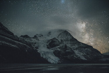 Kanada, British Columbia, Rocky Mountains, Mount Robson Provincial Park, Fraser-Fort George H, Berg Lake, Berg Glacier, Mist Glacier bei Nacht - GUSF00349