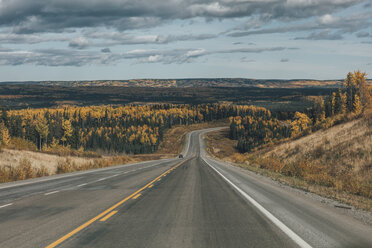 Kanada, British Columbia, Nördliche Rocky Mountains, Alaska Highway im Herbst - GUSF00358