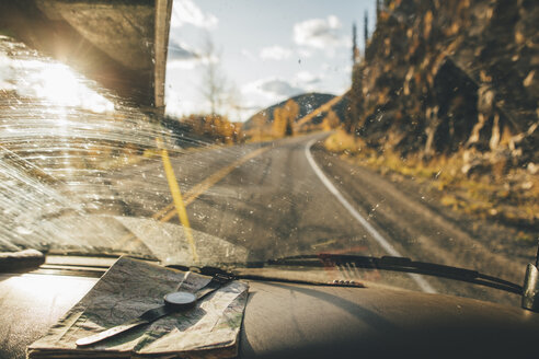 Kanada, British Columbia, Alaska Highway, Auto mit Karte und Armbanduhr - GUSF00360