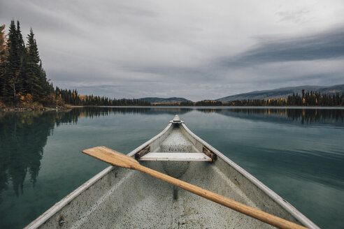 Canada, British Columbia, Boya Lake, Boya Lake Provincial Park, kanu - GUSF00371