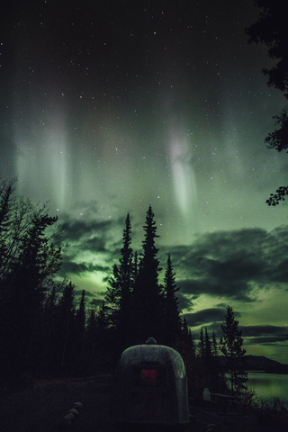 Kanada, Britisch-Kolumbien, Boya Lake, Boya Lake Provincial Park, Nordlichter, Sternenhimmel bei Nacht, lizenzfreies Stockfoto