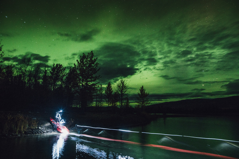 Kanada, Britisch-Kolumbien, Boya Lake, Boya Lake Provincial Park, Nordlichter, Sternenhimmel bei Nacht, Lichtmalerei, lizenzfreies Stockfoto