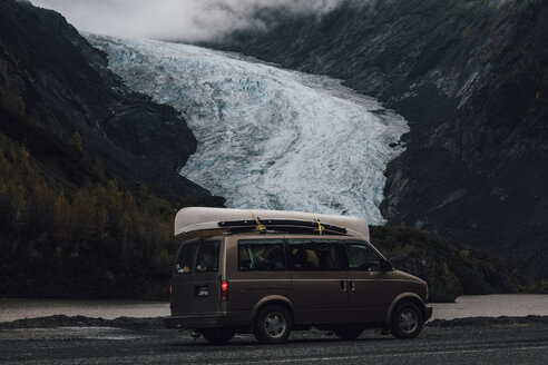 Kanada, British Columbia, Kitimat-Stikine A, Glacier Highway, Bear Glacier Provincial Park, Bear Glacier, van - GUSF00386