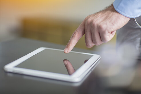 Mann benutzt Tablet im Büro, Nahaufnahme - ZEF15103