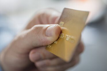 Man's hand holding credit card, close-up - ZEF15108