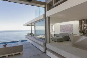 Modernes, luxuriöses Musterhaus mit Wohnzimmer und Terrasse mit Meerblick - HOXF01029