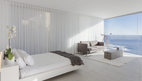Modernes, luxuriöses Musterhaus Schlafzimmer mit Meerblick, lizenzfreies Stockfoto