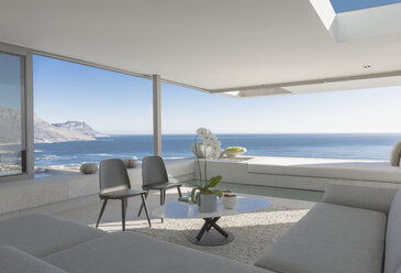 Modernes, luxuriöses Haus mit offenem Wohnzimmer und sonnigem Meerblick - HOXF01049