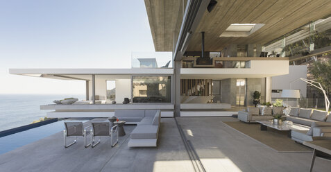 Modernes, luxuriöses Musterhaus mit Wohnzimmer und Innenhof - HOXF01053