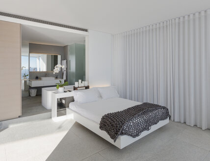 Bett in modernem, luxuriösem Musterschlafzimmer mit eigenem Bad - HOXF01070