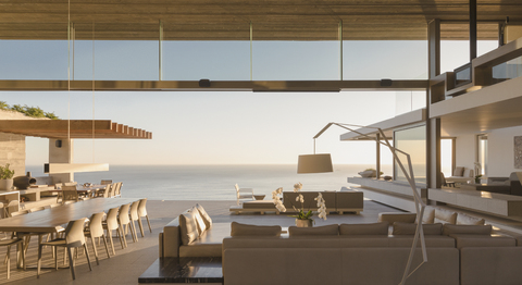 Modernes, luxuriöses Haus mit Wohnzimmer mit Blick aufs Meer, lizenzfreies Stockfoto