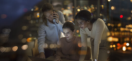 Geschäftsfrauen, die nachts im Büro am Laptop arbeiten - HOXF01123