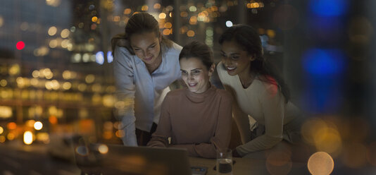 Geschäftsfrauen, die nachts im Büro am Laptop arbeiten - HOXF01128