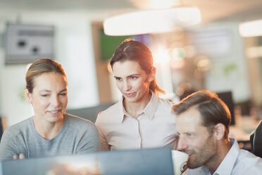 Geschäftsleute arbeiten am Computer im Büro - HOXF01142