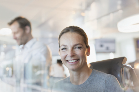 Porträt lächelnde Geschäftsfrau im Büro, lizenzfreies Stockfoto