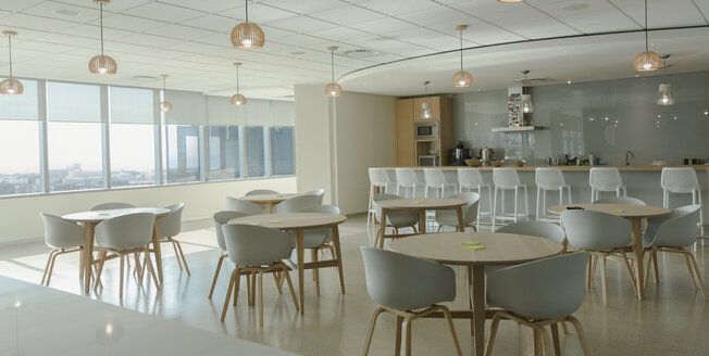 Tische und Stühle in einer modernen Büro-Cafeteria - HOXF01166