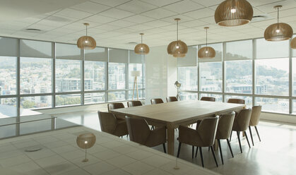 Konferenztisch und Pendelleuchten in einem modernen Bürokonferenzraum - HOXF01173