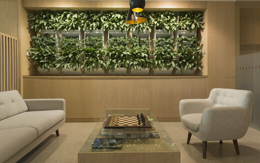 Lounge mit Pflanzenausstellung, Schachbrett und Sitzgelegenheiten - HOXF01177