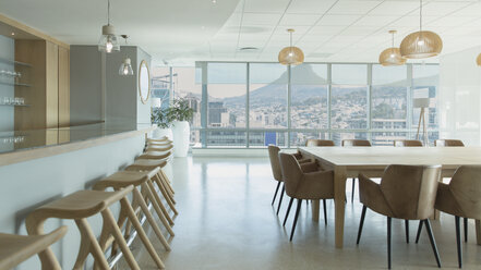 Barhocker entlang der Theke in einer urbanen, modernen Konferenzraum-Cafeteria - HOXF01181