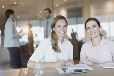 Portrait lächelnde, zuversichtliche Geschäftsfrauen in einem Konferenzraum - HOXF01202