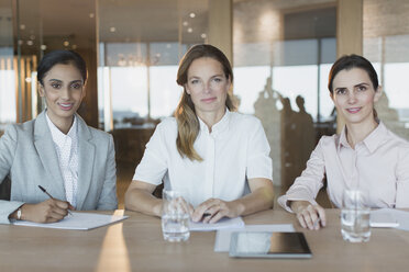Porträt lächelnd, zuversichtlich Geschäftsfrauen arbeiten in Konferenzraum Sitzung - HOXF01233