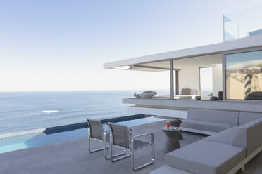 Modernes, luxuriöses Haus mit Außenterrasse, Pool und Meerblick - HOXF01308