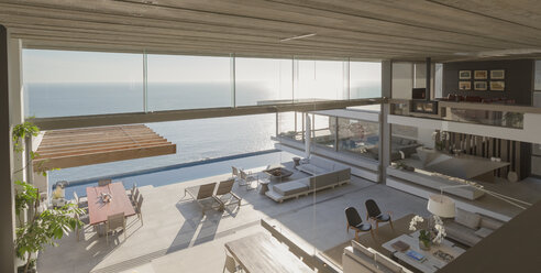 Erhöhte Aussicht, modernes, luxuriöses Haus mit Innenwohnzimmer und Terrasse mit sonnigem Meerblick - HOXF01323