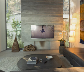 Fernseher in modernem, luxuriösem Showcase im Wohnzimmer - HOXF01325