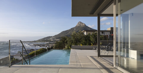 Blick auf die Berge und den Ozean jenseits des Swimmingpools außerhalb des luxuriösen Hauses Showcase Exterieur - HOXF01337