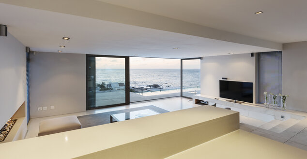 Modernes, minimalistisches Luxus-Wohnzimmer mit Terrassentüren zum Meer - HOXF01339