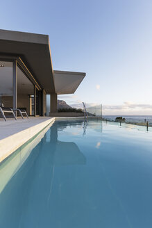 Tranquil blauen Runde Schwimmbad außerhalb der modernen Luxus-Haus Schaufenster außen - HOXF01344