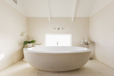 Round modern white luxury soaking bathtub - HOXF01358