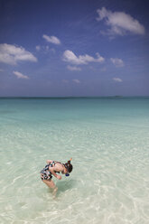 Mädchen schnorchelt im tropischen blauen Ozean - HOXF01371